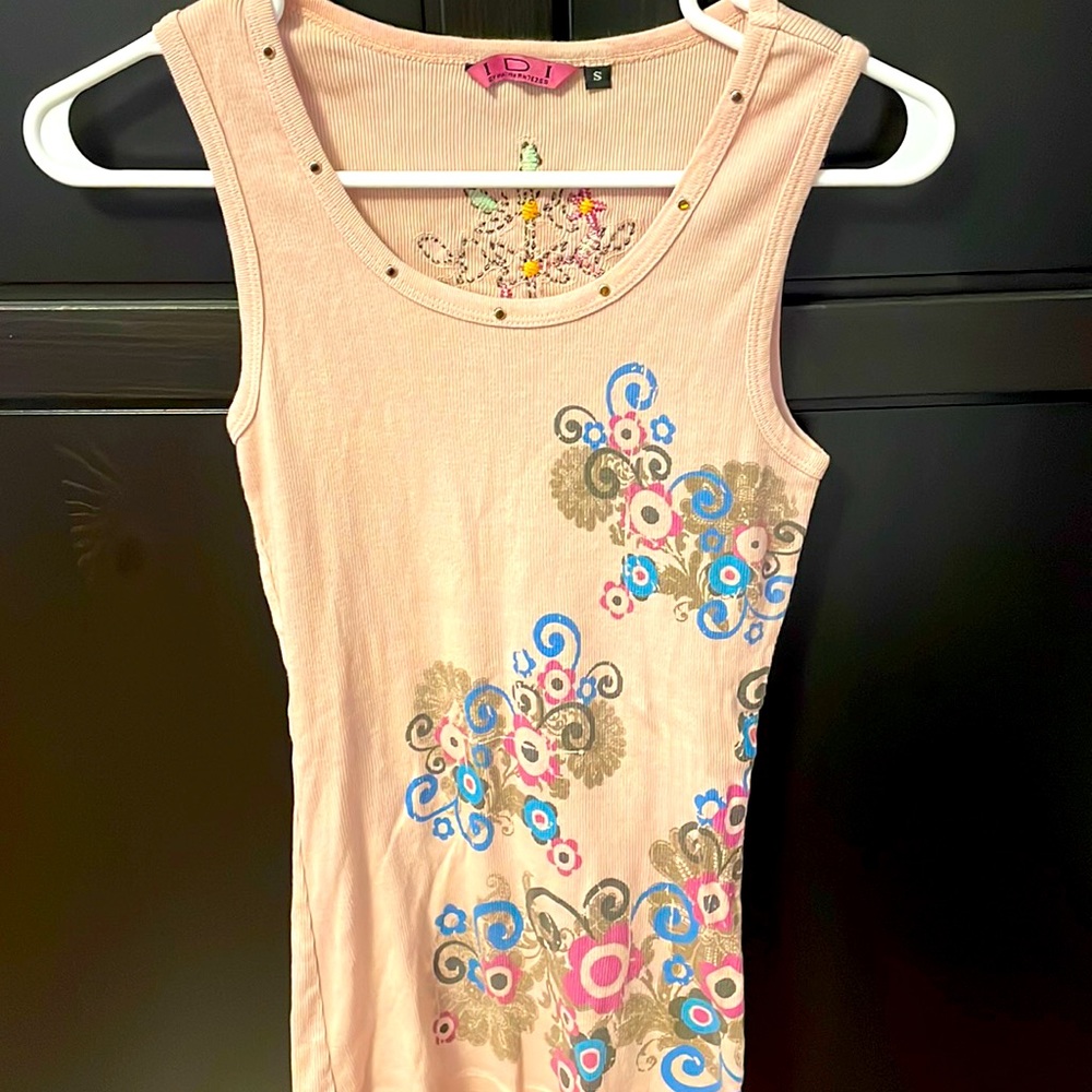 NWOT IDI brand women’s ribbed pink tank top w/ flowers and rhinestones. Size S.